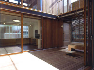 コートハウス, ツチヤタケシ建築事務所 ツチヤタケシ建築事務所 Hiên, sân thượng phong cách hiện đại