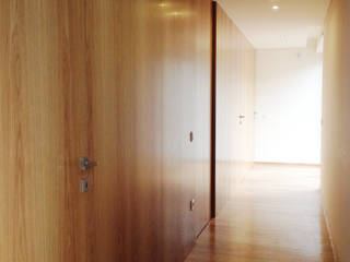 Oak House, KUUK KUUK Corredores, halls e escadas modernos Madeira Efeito de madeira
