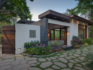Juanapur Farmhouse, monica khanna designs monica khanna designs Moderne tuinen Accessoires & decoratie