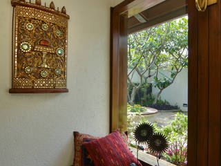 Juanapur Farmhouse, monica khanna designs monica khanna designs Moderne Fenster & Türen