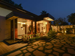 Juanapur Farmhouse monica khanna designs Balconies, verandas & terraces Lighting