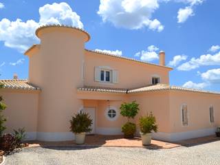 Facade Renovation—B, RenoBuild Algarve RenoBuild Algarve Casas mediterráneas
