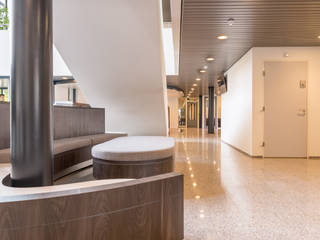 Gemeentehuis, DecoLegno DecoLegno Modern Corridor, Hallway and Staircase Chipboard