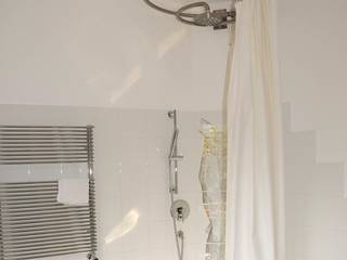 Appartamento I+R, ArchitetturaTerapia® ArchitetturaTerapia® Casas de banho minimalistas Ferro/Aço Branco