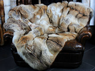 Pelzdecke aus kanadischen Kojotenfellen (OA-Ware), Lars Paustian - International Fur Lars Paustian - International Fur Kamar Tidur Gaya Country Bulu White