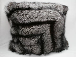 Design Kissen aus Silberfuchs , Lars Paustian - International Fur Lars Paustian - International Fur Ruang Keluarga Gaya Skandinavia Bulu White