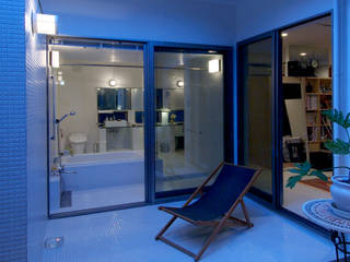 自然を感じる家で暮らす, スタジオ・ベルナ スタジオ・ベルナ Casas de banho modernas Azulejo Branco