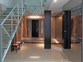 二段テラスの家, AMO設計事務所 AMO設計事務所 Eclectic style corridor, hallway & stairs