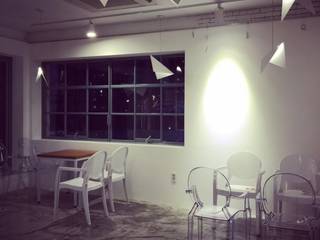 Lighting Installation at Cafe: One Fine Day, designvom designvom Salas de estar modernas