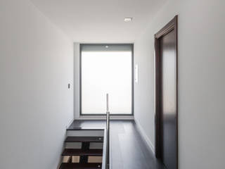 ML House, JPS Atelier - Arquitectura, Design e Engenharia JPS Atelier - Arquitectura, Design e Engenharia Modern corridor, hallway & stairs