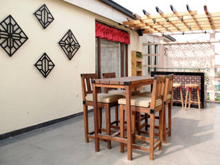 Balcony Design, Greater Noida, H5 Interior Design H5 Interior Design Rustikaler Balkon, Veranda & Terrasse Holznachbildung