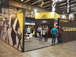 Stand GIST - Cosmobike Verona 2015, Andrea Gaio Design Andrea Gaio Design Коммерческие помещения