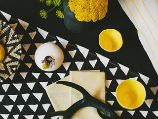 Monochrome Styling: Schwarz-Weiß-Kontraste mit gelben Akzenten, The District Six Store The District Six Store Modern living room