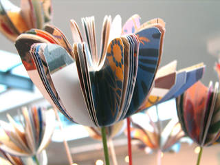 Blumen aus Büchern, Atelier Christine Rozina Atelier Christine Rozina Minimalistischer Flur, Diele & Treppenhaus