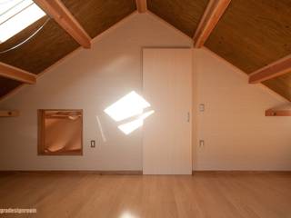 神沢の静かな家 (Casa tranquila en Kamisawa), アグラ設計室一級建築士事務所 agra design room アグラ設計室一級建築士事務所 agra design room Multimedia-Raum im Landhausstil Accessoires und Dekoration