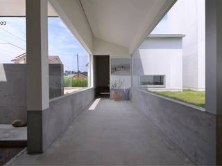 COUMA+house H, 吉村寿博建築設計事務所 吉村寿博建築設計事務所 Corredores, halls e escadas modernos