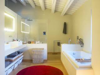 Vivienda Palafrugell, Brick Serveis d'Interiorisme S.L. Brick Serveis d'Interiorisme S.L. Mediterranean style bathrooms