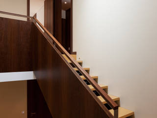 Casa AA, XYZ Arquitectos Associados XYZ Arquitectos Associados Modern corridor, hallway & stairs