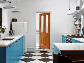 Industrial Kitchen With American Diner Feel homify Cuisine industrielle Bois massif Bleu flat panel,farrow & ball,st giles blue,checkerboard floor,smeg fridge,bianco venato,pendant lighting,breakfast bar