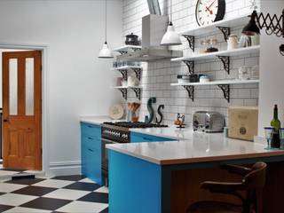 Industrial Kitchen With American Diner Feel homify Industrial style kitchen Solid Wood Multicolored metro tiles,dark grout,open shelving,industrial,vintage accessories,vintage brackets,peninsula,breakfast bar,bianco venato,checkerboard floor