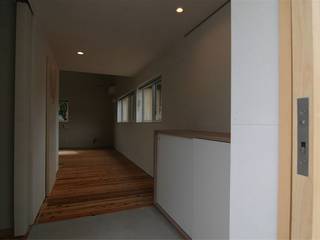 house A _Ultimate efficiency, 吉村寿博建築設計事務所 吉村寿博建築設計事務所 Modern corridor, hallway & stairs