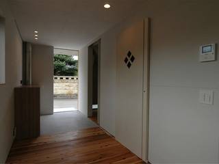 house A _Ultimate efficiency, 吉村寿博建築設計事務所 吉村寿博建築設計事務所 Modern corridor, hallway & stairs