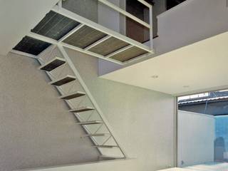 Khouse-1, 河浩介建築設計室. 河浩介建築設計室. Eclectic style corridor, hallway & stairs