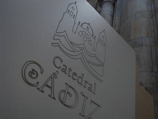 Nuevo mueble de recepción del turista en la Catedral de Cádiz, Rubí & Del Árbol_arquitectos Rubí & Del Árbol_arquitectos Pasillos, vestíbulos y escaleras de estilo moderno