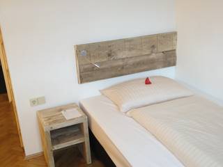 Betten und Schlafzimmer, Tischlerei Charakterstück Tischlerei Charakterstück Modern style bedroom Wood