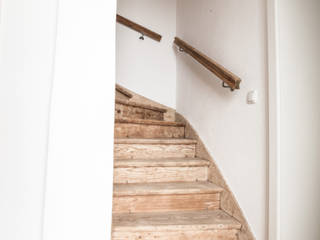 Kleines Stadthaus, Studio für Architektur Bernd Vordermeier Studio für Architektur Bernd Vordermeier Minimalist corridor, hallway & stairs Solid Wood Multicolored