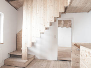 Kleines Stadthaus, Studio für Architektur Bernd Vordermeier Studio für Architektur Bernd Vordermeier Minimalistischer Flur, Diele & Treppenhaus Holzwerkstoff Weiß
