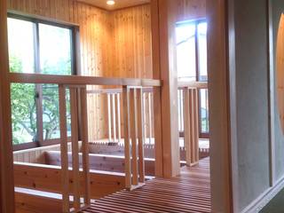 ねこ楽舎, 竹内村上ＡＴＥＬＩＥＲ 竹内村上ＡＴＥＬＩＥＲ Pasillos, vestíbulos y escaleras asiáticos Madera Acabado en madera