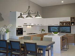 homify Moderne keukens Marmer Grijs Tafels & stoelen