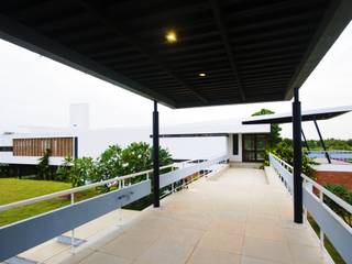 The One Sided House, étendre étendre Modern balcony, veranda & terrace