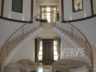 VILLA, VERVE GROUP VERVE GROUP Modern corridor, hallway & stairs Iron/Steel