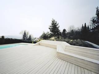 Terrassen-Landschaft Villa in Tübingen, pur natur pur natur Piscinas minimalistas Madeira Acabamento em madeira