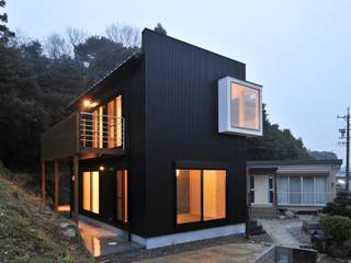 西坂部の家, 若山建築設計事務所 若山建築設計事務所 Ausgefallene Häuser Metall Schwarz