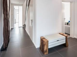 Projekt Musterhauseinrichtung, Möbel von yourelement, yourelement yourelement Modern Corridor, Hallway and Staircase Wood Wood effect Seating