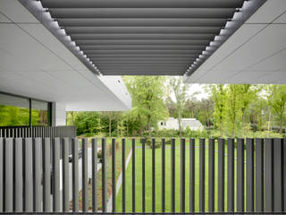 Marlow Hill, IQ Outdoor Living IQ Outdoor Living Балкон и терраса в стиле модерн Алюминий / Цинк