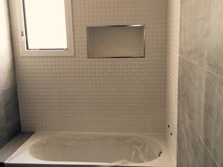 hornacina en bañera, alicato blanco con terminaciones en acero Ahumada Construcciones y Rehabilitación S.L