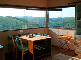 Vista para o vale da sala de jantar Cabana Arquitetos Salas de jantar rústicas Madeira