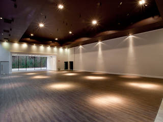 Casa Itaim Espaço de Eventos, Starq Arquitetos Associados Starq Arquitetos Associados 商业空间 複合木地板 Transparent