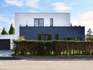 Modernes Plusenergiehaus im Bauhausstil, BUCHER | HÜTTINGER - ARCHITEKTUR INNEN ARCHITEKTUR BUCHER | HÜTTINGER - ARCHITEKTUR INNEN ARCHITEKTUR Case moderne Legno Effetto legno