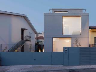 Casa em Matosinhos II, Jorge Domingues Arquitectos Jorge Domingues Arquitectos Modern Houses Céu,Azure,Construção,Design urbano,lar,Área residencial,Asfalto,Propriedade do material,Material composto,Fachada