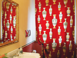 bagno con tende rosse bilune studio Classic style bathroom