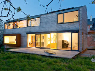 Cherry Blossom House (German Passivhaus), ÜberRaum Architects ÜberRaum Architects Balcon, Veranda & Terrasse modernes