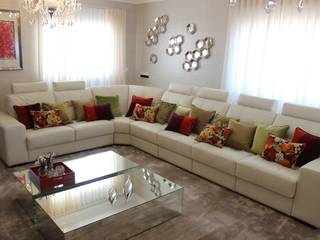 Sala de Estar "Serene Elegance" by Andreia Louraço Design e Interiores, Andreia Louraço - Designer de Interiores (Email: atelier.andreialouraco@gmail.com) Andreia Louraço - Designer de Interiores (Email: atelier.andreialouraco@gmail.com) Modern living room Leather White