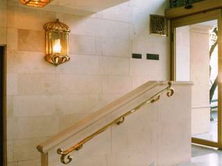 PASAMANOS A PARED, VELLOCINOS VELLOCINOS Modern Corridor, Hallway and Staircase Copper/Bronze/Brass