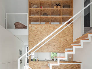 148 m2 de uma remodelação no centro do Porto, URBAstudios URBAstudios Pasillos, vestíbulos y escaleras de estilo minimalista