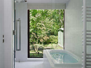 037軽井沢 I さんの家, atelier137 ARCHITECTURAL DESIGN OFFICE atelier137 ARCHITECTURAL DESIGN OFFICE Moderner Spa Fliesen Weiß